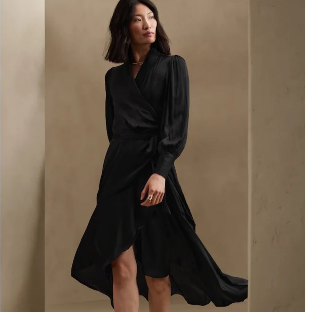 Shawl collar. Long sleeves with button cuffs Self tying belt. Waist seam